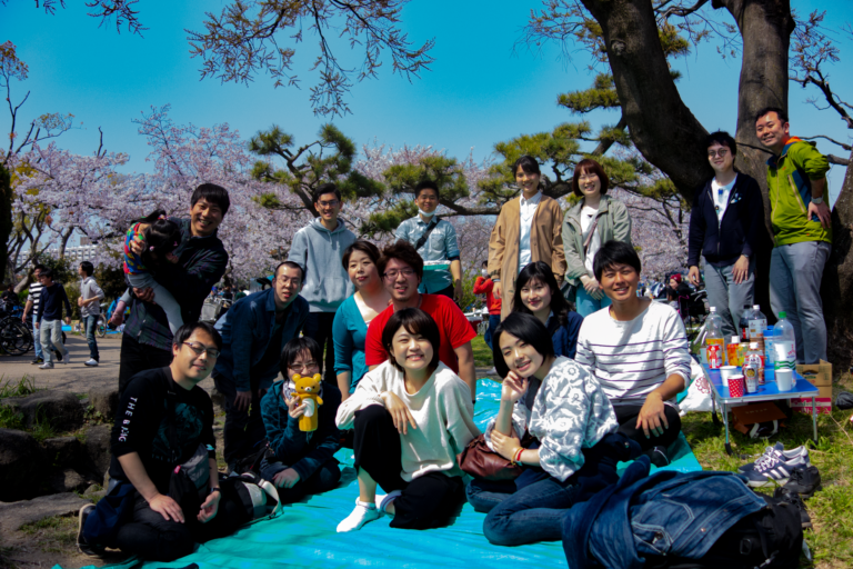わかものお花見集合写真_広角＆色補正あり (1)